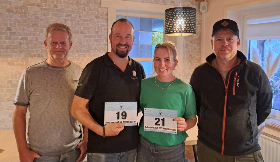 Übergabe der gespendeten Startnummern